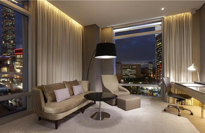 台北寒舍艾美酒店半数以上的客房可将台北101尽收眼底，迎接2025年，即日起正式开放预订「三天两夜跨年住房专案」。（图／台北寒舍艾美酒店）