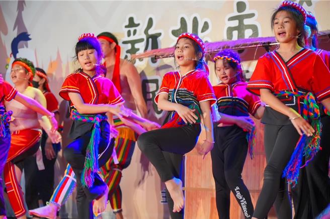 社會組的參賽隊伍Papaliw，克服了都會區散居必須跨校組隊的困難，獲得冠軍。（原民局提供）