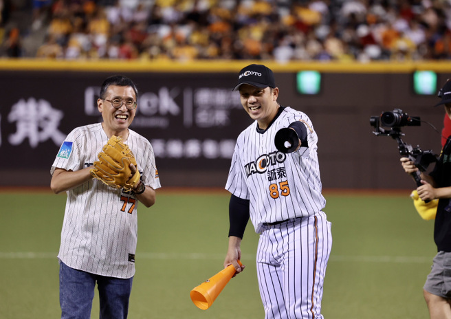 诚泰Cobras前领队林致光（左）21日来到台北大巨蛋担任周思齐（右）引退周开球嘉宾。（姚志平摄）