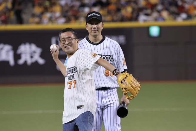 诚泰Cobras前领队林致光（左）21日来到台北大巨蛋担任周思齐（右）引退周开球嘉宾。（姚志平摄）