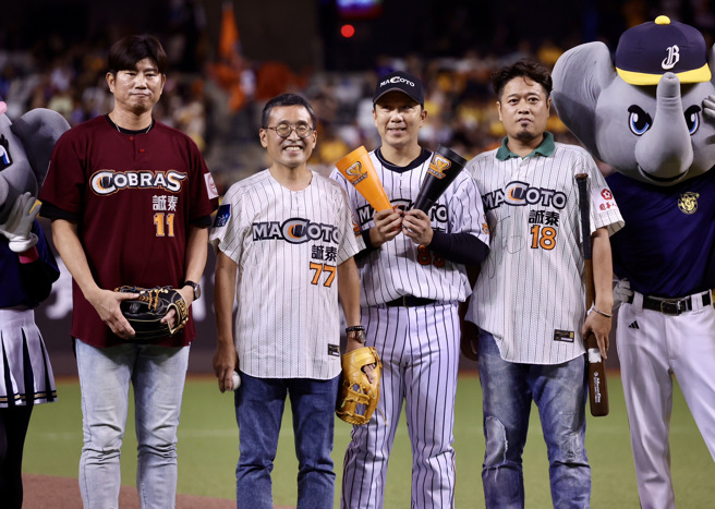 诚泰Cobras前领队林致光（左二）21日来到台北大巨蛋担任周思齐（右二）引退周开球嘉宾，林恩宇（左一）、许竹见（右一）分别担任接球捕手跟打者。（姚志平摄）