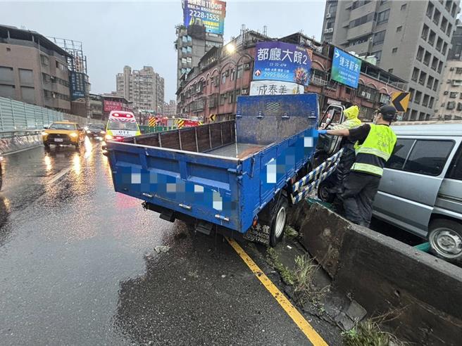 小貨車打滑自撞分隔島後，車頭越到對向車道。（消防局第三大隊提供）