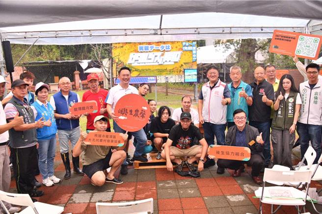 桃园市龙潭龙元宫建庙200周年，举办长达半年的庆祝系列活动，邀请来自日本东京的艺术家团队，共同为地方创作。另，为传承与推广农业文化，聚焦龙潭客庄山野农村，21日举办农村地景艺术社区共创成果发表及青农市集。（农业局提供／廖姮玥桃园传真）