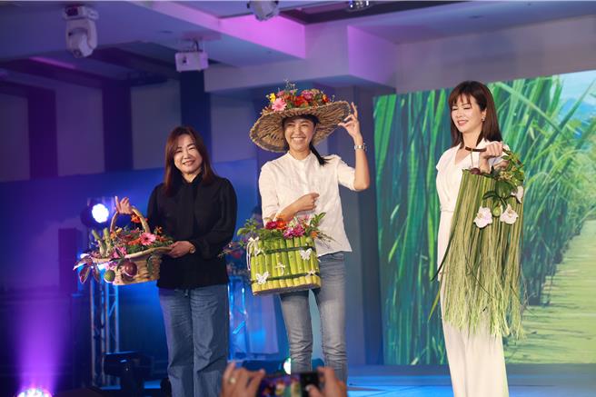 南投埔里镇于21日举行「寻找2024茭点女神埔里美人腿节暨农民节」表扬活动，今年计102位佳丽报名参赛，南投县长许淑华（中）、立委马文君等人于现场客串走秀为活动代言，让台下民眾相当惊喜。（南投县政府提供／张妍溱南投传真）