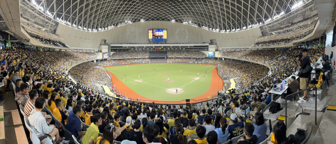 周思齐引退主题周21日「诚泰站」吸引4万人到场，写下台北大巨蛋启用后单场最多观眾人数。（姚志平摄）