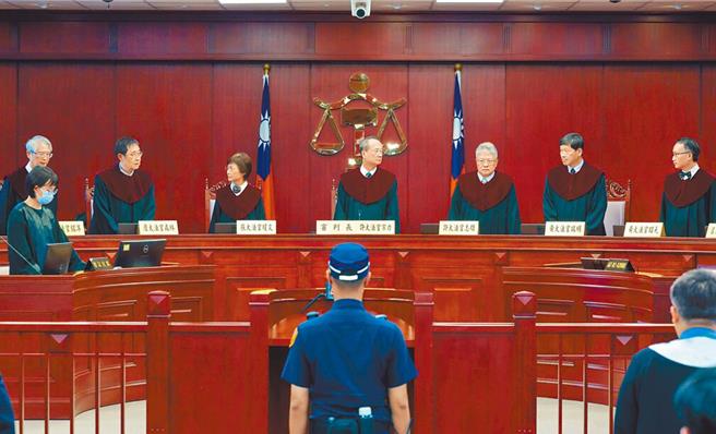 司法院憲法法庭20日宣判死刑有條件合憲；圖中為審判長、大法官許宗力。（郭吉銓攝）