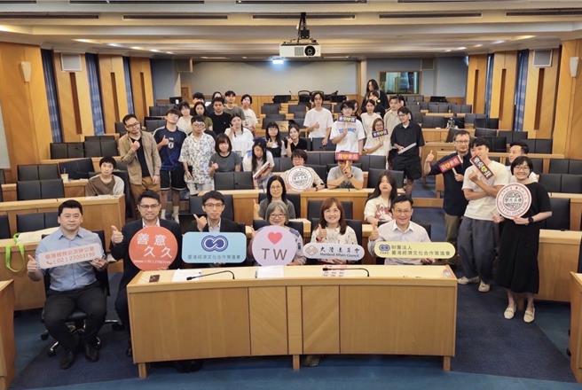 与会机关代表与东吴大学师生合影。（图／取自策进会官网）