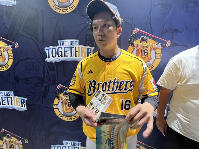 中信兄弟周思齐赛后拿着自己珍藏多年的五月天专辑给五月天签名。（毛琬婷摄）