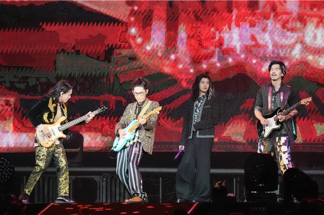 金曲樂團「麋先生MIXER」21日首度在台北小巨蛋開唱。（羅永銘攝）