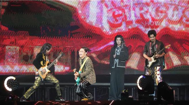 金曲樂團「麋先生MIXER」21日首度在台北小巨蛋開唱。（羅永銘攝）