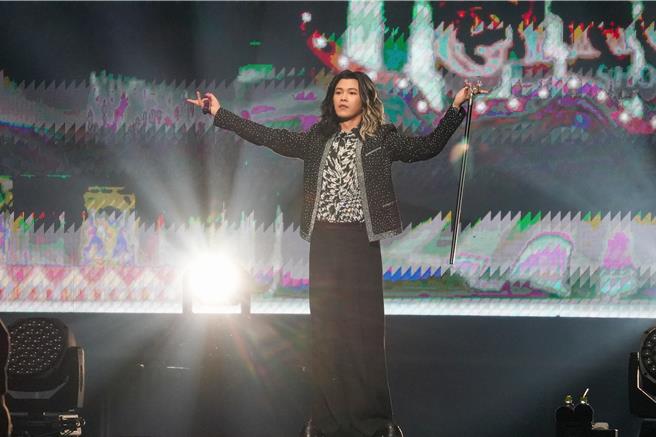 金曲樂團「麋先生MIXER」21日首度在台北小巨蛋開唱。（羅永銘攝）