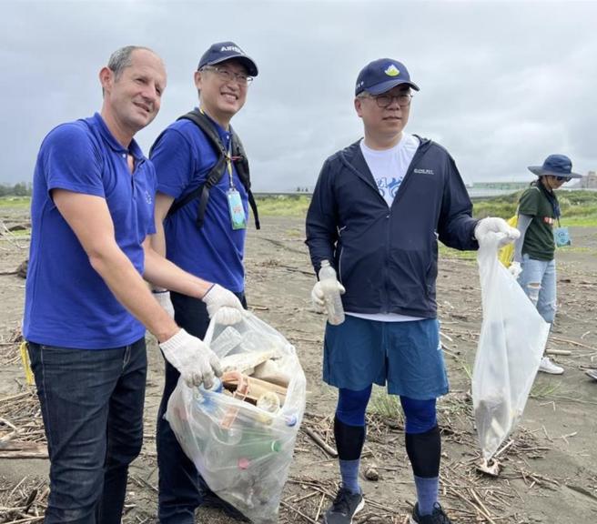 （自右至左）環境部長彭啟明、外交部次長吳志中，歐洲經貿辦事處長谷力哲，21日共同參與淨灘活動。圖／環境部提供