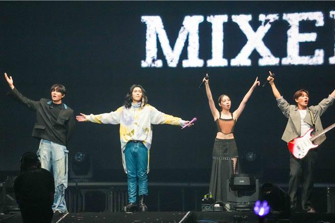 麋先生21日首度在小巨蛋开唱，邀来告五人、宇宙人担任嘉宾对唱。（罗永铭摄）