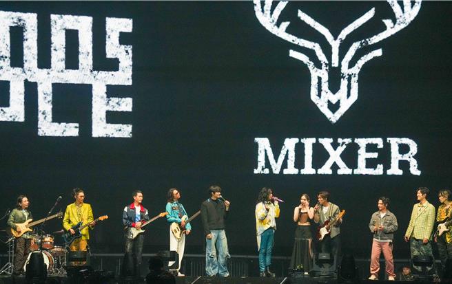 麋先生21日首度在小巨蛋开唱，邀来告五人、宇宙人担任嘉宾对唱。（罗永铭摄）