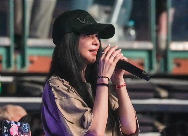 圣皓今天邀坐在台下的徐若瑄在小巨蛋对唱。（罗永铭摄）