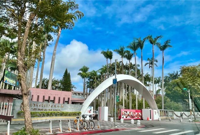 近日北市高中的入學分數引起熱烈討論，網友發現曾是女校前三志願的景美女中，如今跌到了28名。（翻攝Google Maps）