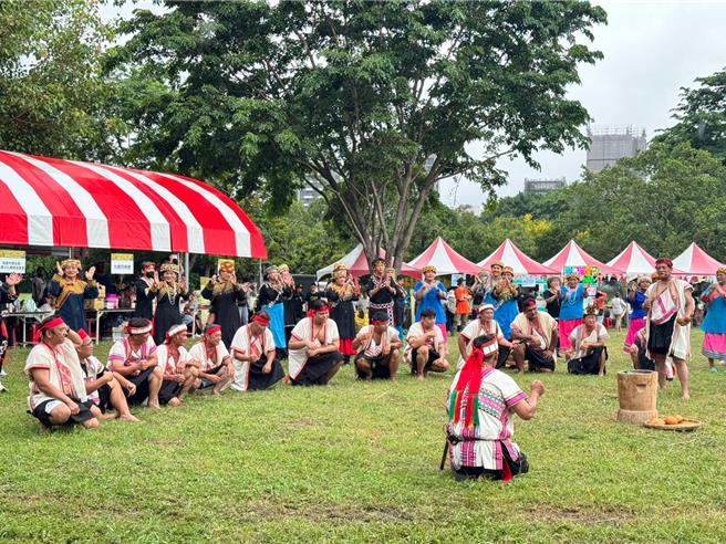 播種祭是布農族人為了祈求小米能夠豐收，家中男子會圍圈合唱「小米祈禱豐收歌」，族人相信合音越和諧就能讓天神更加喜悅，該年的小米會結實累累。（高雄市府原民會提供／林雅惠傳真）