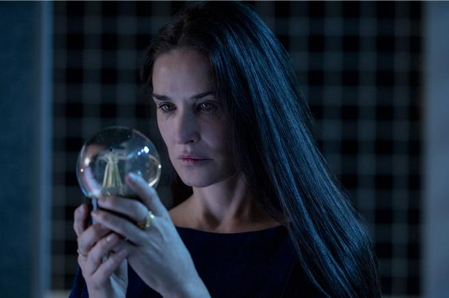 黛咪摩尔在《惧裂》中透过注射药物的细胞复制物质，创造出更年轻、更好的另一个自己。（CATCHPLAY提供）