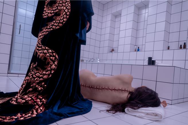 黛咪摩尔全裸倒在浴室，露出的背部血肉缝合伤口。（CATCHPLAY提供）