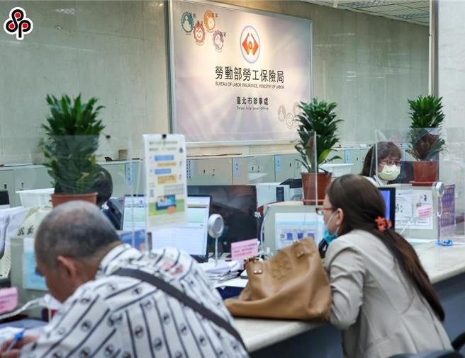 依劳保局预估，2025年劳保基金将持续收不抵支，估计保费收入达5168亿余元、给付金额却突破6017亿余元，收不抵支约849亿元。（报系资料照）