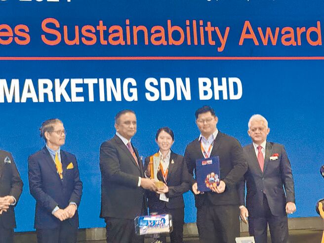 MATRADE主席馬力肯（Reezal Merican）（左二）20日宣布，今年MIHAS總銷售額達38.5億令吉，同時為企業頒發清真獎項。圖／楊日興