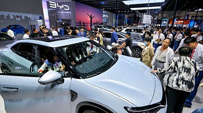 中國商務部長王文濤近日在歐洲的穿梭外交，為免除歐盟加徵中國電動車關稅取得了初步成果。圖／中新社