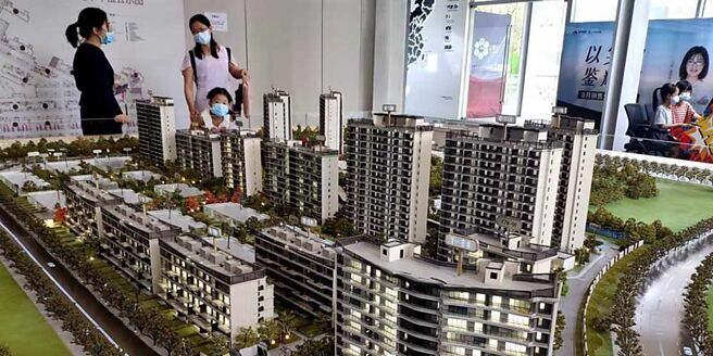 為刺激房市復甦，大陸監管機構20日傳出，正在討論放寬北京、上海等一線城市的購屋戶籍限制。圖／中新社