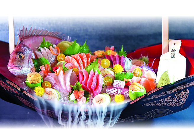 〈泉源閣〉的辦桌菜〈大船入港慶豐收〉，為綜合生魚片。圖／姚舜