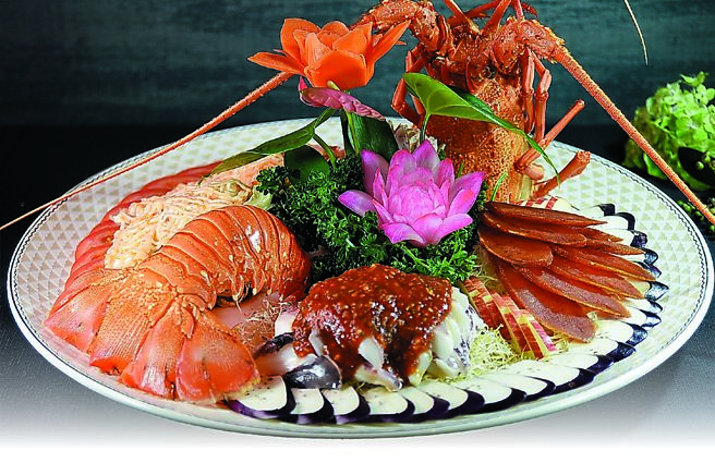 〈龍宮鮮味齊迎賓〉有〈龍蝦沙拉〉、〈孔雀烏魚子〉與〈五味軟絲〉。圖／姚舜