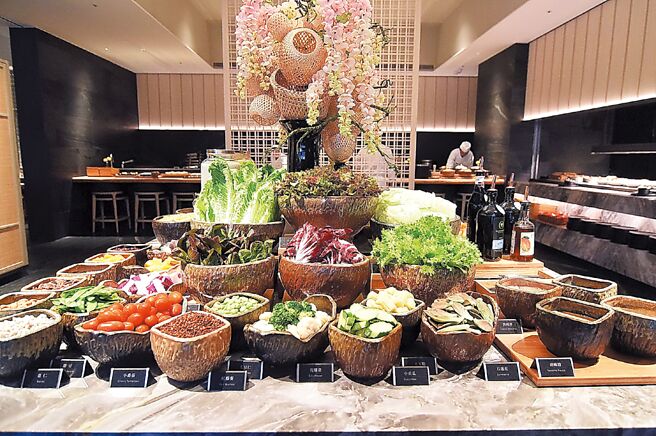 〈三燔北投〉的自助取餐区设有「小农鲜蔬吧」，提供每日鲜採的红火焰、萝蔓生菜、红橡木莴苣等有机蔬菜与产销履歷瓜果，以及产自阳明山「泉源农场」的山药、南瓜与地瓜等，供消费者无限享用。图／姚舜