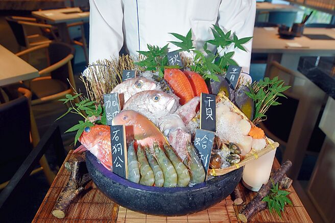 〈三燔北投〉的移动式「当令海鲜车」，提供每日自台东成功渔港直送的新鲜渔获，到桌边让客人单点后请主厨依自己喜欢的方式烹调。图／姚舜