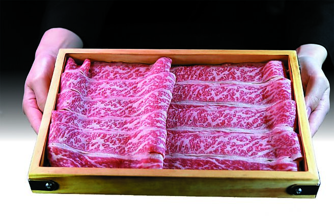 〈三燔北投〉品尝日式涮涮锅，可以选择鹿儿岛A5和牛沙朗、美国顶级肋眼，或无骨牛小排、西班牙松阪猪及臺湾雪花猪为主菜。图／姚舜