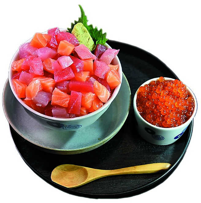 〈三燔北投〉菜单上有「居酒屋料理」，其中的〈满出来鲑卵丼〉是以「爆量」的不同生鱼搭配鲑鱼卵，非常浮夸。图／姚舜