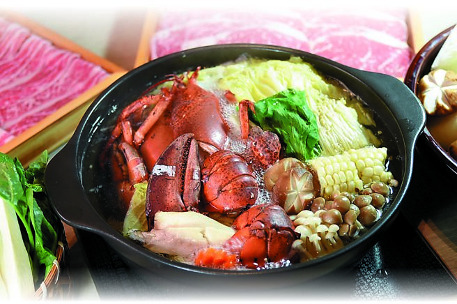 〈北投晶泉丰旅〉的早午晚餐厅〈三燔北投〉，可以尝到〈波士顿螯龙虾海鲜盛合锅〉。图／姚舜