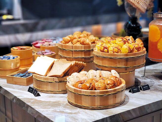 〈三燔北投〉的早餐台上有中、日早餐与西式麵包，可自由取食。图／姚舜