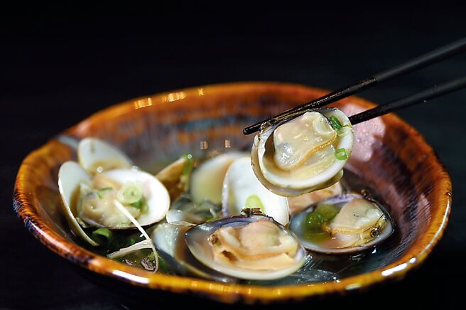 〈三燔北投〉居酒屋料理〈烧酎蒸蛤蛎〉，以葛切铺底加入文蛤后，倒入烧酎、姜味汁及适量的盐调味后蒸煮，蛤蛎的鲜味与清酒淡雅的甜香相融合，展现海味的精华。图／姚舜