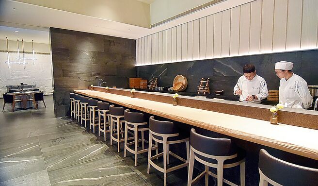 〈三燔北投〉餐厅规画有板前用餐区，未来可推出板前料理并请客座主厨献艺。图／姚舜