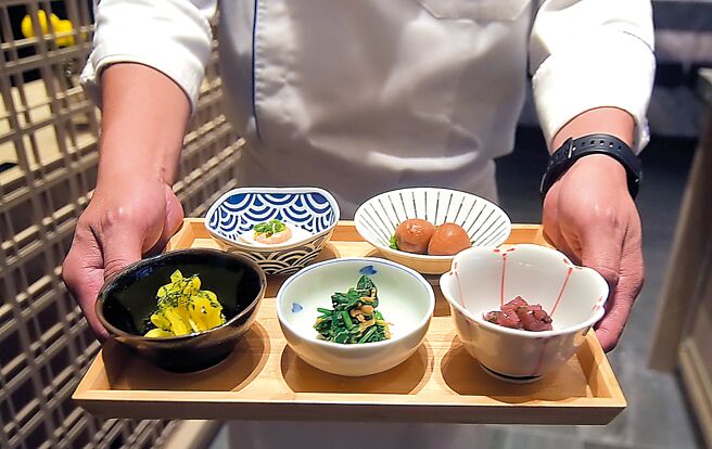〈三燔北投〉的「日式小钵料理区」，提供有明太子冷豆腐、腌渍紫苏梅、柚子渍大根、佃煮黑豆栗子、渍牛蒡、温泉蛋、梅子细麵等逾20种小钵料理可以选择。图／姚舜