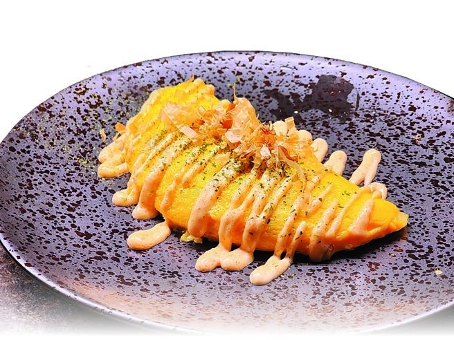 〈三燔北投〉的早餐可以尝到厨师现做的日式〈明太子美乃滋欧姆蛋〉。图／姚舜