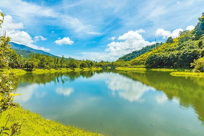 吉利潭的山光水色美不勝收，引人駐足。