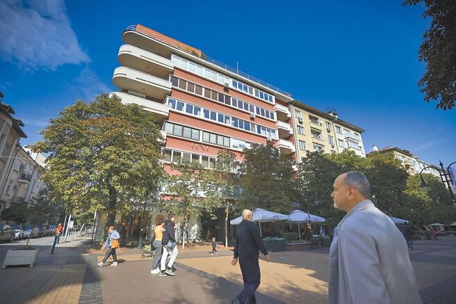 黎巴嫩惊传呼叫器与对讲机连续大爆炸，传保加利亚的空壳公司Norta Global Ltd疑似涉案，但负责人侯赛在爆炸案当天即失踪。图为Norta Global Ltd所在的大楼。（美联社）