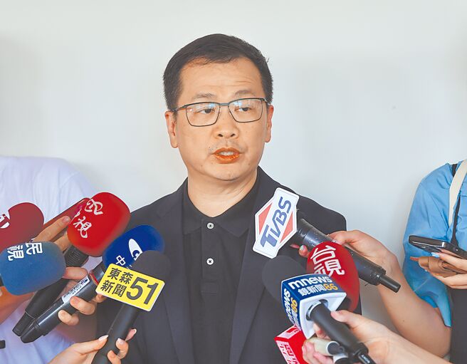 立委罗智强20日表示，中华民国邦交国从22国掉到12国，接近腰斩，前总统马英九执政时期，中华民国重返世界卫生大会及国际民航组织，民进党一上任，台湾人民重返国际社会的努力都被败光了。（姚志平摄）