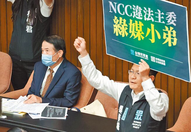 立法院20日新会期开议邀请行政院长施政报告并备询，民眾党立委吴春城（右）举「绿媒小弟，无权备询」标语站在NCC代理主委翁柏宗（左）旁，要求他离开议场。（姚志平摄）