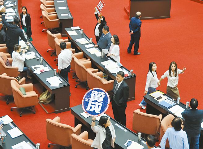 立法院20日新会期开议，院会处理报告事项时，立委高金素梅（右）提案将民国114年度中央政府总预算案与前瞻计画第5期特别预算案退回程序委员会，经表决赞成者多数，全案遭退回。（姚志平摄）