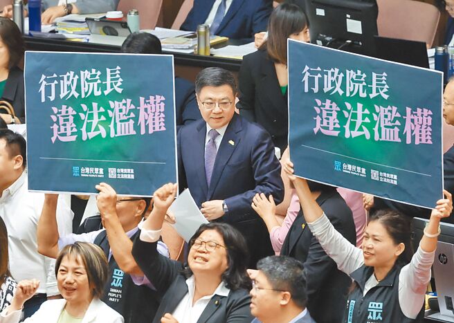 行政院長卓榮泰（中）表示，聯合國2758號不涉及台灣任何政治地位的最終立場，盼朝野以台灣為大利益出發，共同討論對台灣最有利的結論。（姚志平攝）