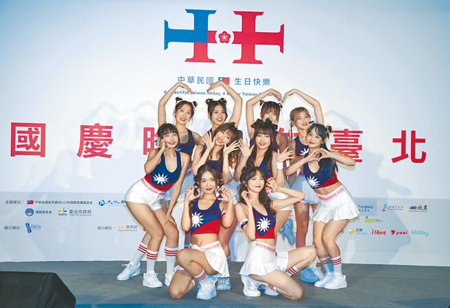 113年国庆晚会记者会，现场安排伊林啦啦队展演，且公布晚会内容、表演卡司及民眾索票等相关讯息。（罗永铭摄）