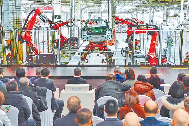 歐盟3名不具名外交官告訴美國媒體，歐盟原定於9月25日舉行的有關是否對中國電動汽車加徵關稅的投票被延後。圖為奧迪在中國首個電動車生產基地舉行啟動儀式。（新華社）