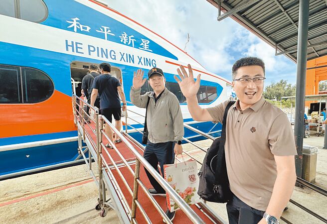 大陸廈門旅遊踩線團結束3天2夜金門考察行程，20日下午2時30分搭乘和平新星輪經小三通返回廈門，廈門旅遊協會祕書長林峰（右二）說「會常來！」（于家麒攝）