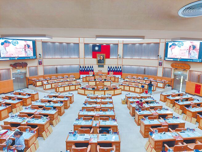 新北市議會24日開議，因議員近日接連捲入詐領助理費案遭檢調約談，讓議會瀰漫低氣壓。（陳慰慈攝）