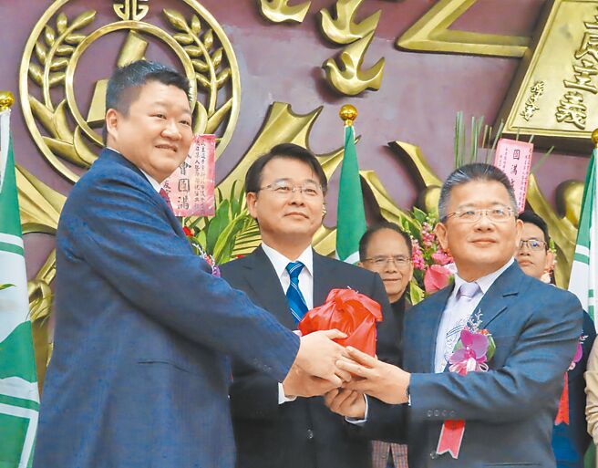 民進黨新北市議員林銘仁（右一）詐領助理補助費逾500萬元，檢調兵分7路搜索林的住處及服務處。（本報資料照片）